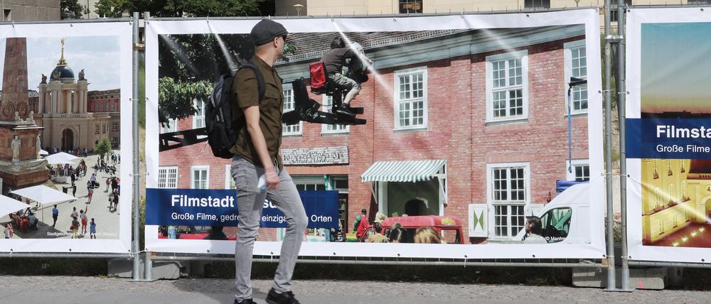 Eine der zwei Ausstellungen lädt zu einem Stadtspaziergang ein.
