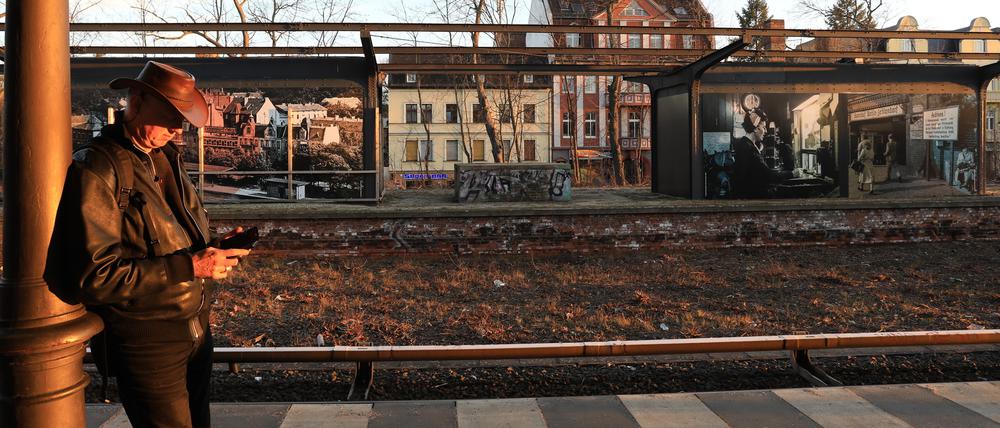 Poster mit historischen Fotos auf dem ehemaligen Bahnsteig der Stammbahn am S-Bahnhof in Berlin-Zehlendorf.