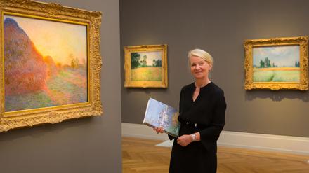 Museumsleiterin Ortrud Westheider neben Monets "Getreideschober" von 1890.