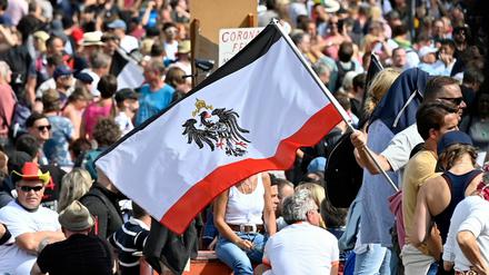Viele Teilnehmer der "Querdenken"-Demonstration am Samstag in Berlin trugen schwarz-weiß-rote Reichsfahnen.