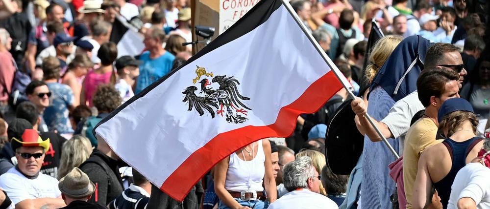 Viele Teilnehmer der "Querdenken"-Demonstration am Samstag in Berlin trugen schwarz-weiß-rote Reichsfahnen.