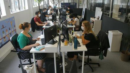 Die Corona-Pandemie verändert den Alltag im Büro.
