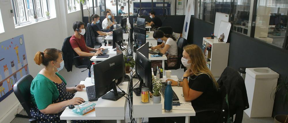 Die Corona-Pandemie verändert den Alltag im Büro.