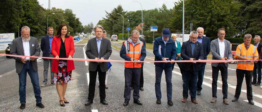 Scherenschnitt. Am Mittwoch wurde die Ortsdurchfahrung Stahnsdorf eingeweiht.