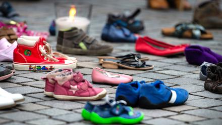 Die Polizei hat am Dienstag bundesweit die Wohnungen von 50 Tatverdächtigen durchsucht. Sie alle tauchten in den Ermittlungen rund um den Missbrauchskomplex Bergisch Gladbach auf.