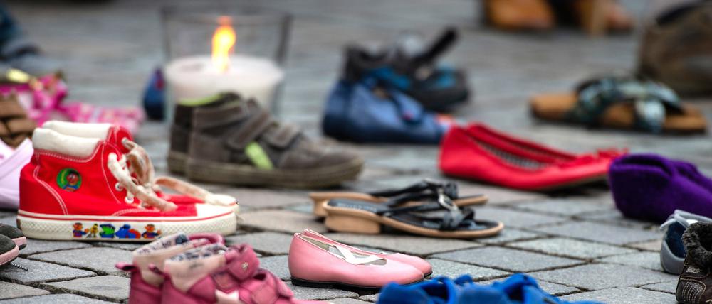 Die Polizei hat am Dienstag bundesweit die Wohnungen von 50 Tatverdächtigen durchsucht. Sie alle tauchten in den Ermittlungen rund um den Missbrauchskomplex Bergisch Gladbach auf.