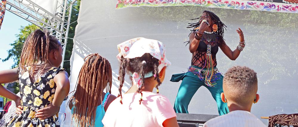Ein Foto vom Afrikafest 2018 am Bassinplatz mit Tänzerin Mwenda Mayer.