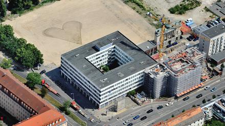 Das Rechenzentrum aus der Luft fotografiert. Daneben die Baustelle der Garnisonkirche sowie die Sandfläche (mit Herz) auf dem ein neues Kreativquartier entstehen soll.