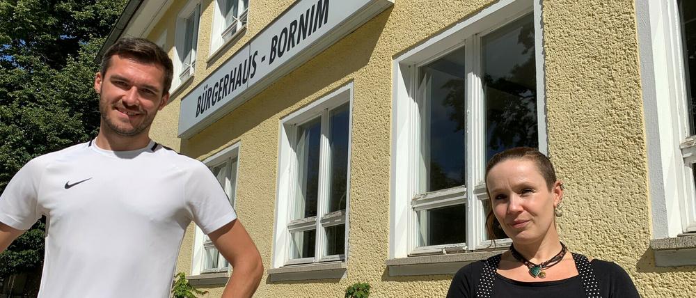 Julian Päpke-Alisch und Stefanie Brauer vor dem Bürgerhaus Bornim.