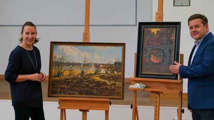 Dr. Jutta Götzmann, Museumsdirektorin, und Markus Wicke, Vorsitzender des Fördervereins des Potsdam Museums. Rechts das Bild von Max Koch.