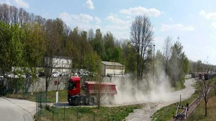 Die Umschlagung der Schüttgüter sowie deren Transport in Lkws sorgt bei den Anwohnern für Unmut.