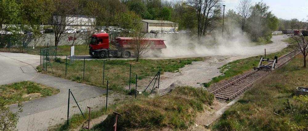 Die Umschlagung der Schüttgüter sowie deren Transport in Lkws sorgt bei den Anwohnern für Unmut.