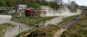 Die Umschlagung der Schüttgüter sowie deren Transport in Lkws sorgt bei den Anwohnern für Unmut.