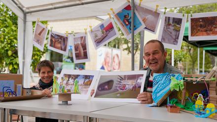 Die Bibliotheksmitarbeiter Selina Simmen und Ronald Gohr.
