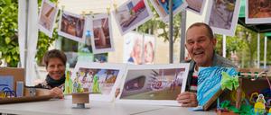 Die Bibliotheksmitarbeiter Selina Simmen und Ronald Gohr.