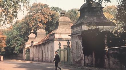 Ein Rotarmist quert nach 1945 die Straße vor dem Eingang zum Neuen Garten.