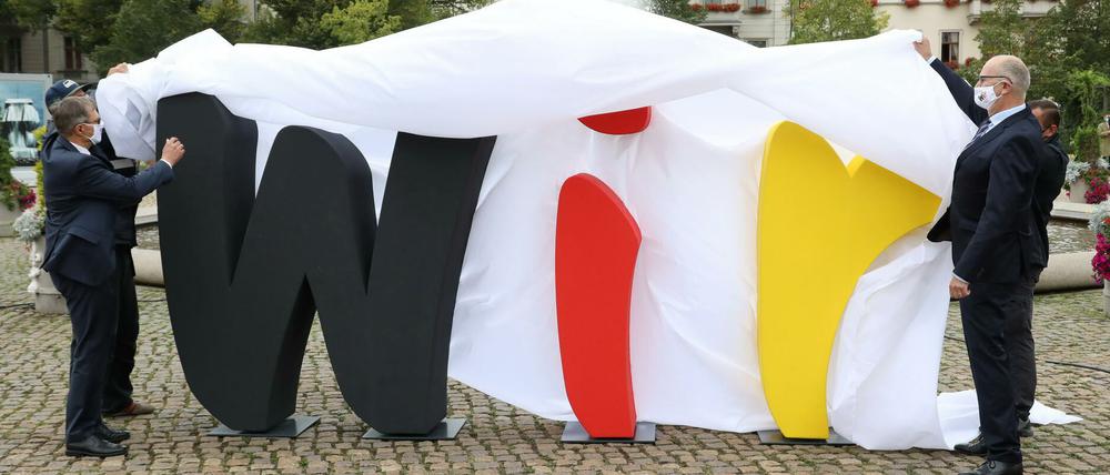 Potsdams Bürgermeister Burkhard Exner und Ministerpräsident Dietmar Woidke (beide SPD) enthüllen das Einheits-"Wir".