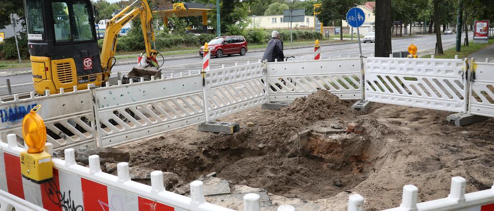 Arbeiten nach dem Wasserrohrbruch in der Zeppelinstraße.