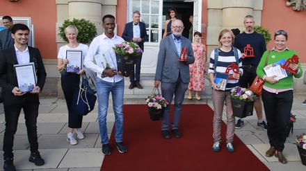 Bei einem Festakt sind am Sonntag engagierte Potsdamer mit dem Integrationspreis der Stadt geehrt worden. Preisträger sind Baghlani Hassibullah und Mhrelab Dige (l. und 3.v.l) für „Männer mit Perspektive“ des Evangelischen Kirchenkreises, Steffi Löhr (2.v.l.) für Start with a Friend e.V., Dieter Wagner (4. v.l.) für das Integrationstheater „Sanssouci avec Shakespeare“ der Universitätsgesellschaft,  Irina Deryugina (3.v.r.) für Schülerpatenschaften im Kirchsteigfeld während des Lockdowns, Felix Hoffmann (2.v.r.) für das Box-Projekt der Fair Jugendsozialarbeit des Uni-Sportvereins und Marie Luise Glahr für das Buch „Ankommen in Potsdam“ der Bürgerstiftung. 