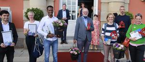 Bei einem Festakt sind am Sonntag engagierte Potsdamer mit dem Integrationspreis der Stadt geehrt worden. Preisträger sind Baghlani Hassibullah und Mhrelab Dige (l. und 3.v.l) für „Männer mit Perspektive“ des Evangelischen Kirchenkreises, Steffi Löhr (2.v.l.) für Start with a Friend e.V., Dieter Wagner (4. v.l.) für das Integrationstheater „Sanssouci avec Shakespeare“ der Universitätsgesellschaft, Irina Deryugina (3.v.r.) für Schülerpatenschaften im Kirchsteigfeld während des Lockdowns, Felix Hoffmann (2.v.r.) für das Box-Projekt der Fair Jugendsozialarbeit des Uni-Sportvereins und Marie Luise Glahr für das Buch „Ankommen in Potsdam“ der Bürgerstiftung.