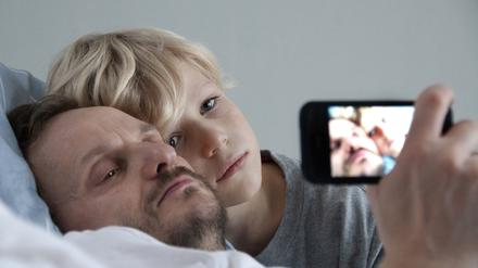 Das Bild zeigt eine Szene aus Andreas Dresens "Halt auf freier Strecke" mit Milan Peschel.