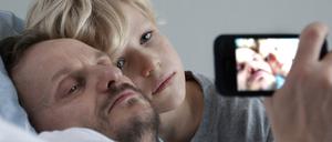 Das Bild zeigt eine Szene aus Andreas Dresens "Halt auf freier Strecke" mit Milan Peschel.