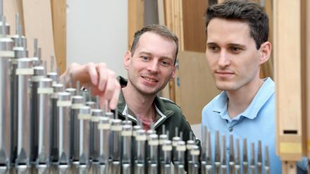 Die Brüder Michael und Johannes Schuke (v.l.) führen heute die 1820 gegründete Orgelbau-Firma in Werder weiter. 