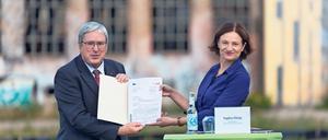 Geldübergabe vor Ruinen. Wirtschaftsminister Jörg Steinbach (SPD) übergab den Fördermittelbescheid auf dem Ex-Kasernenareal an Stadtwerke-Chefin Sophia Eltrop. 