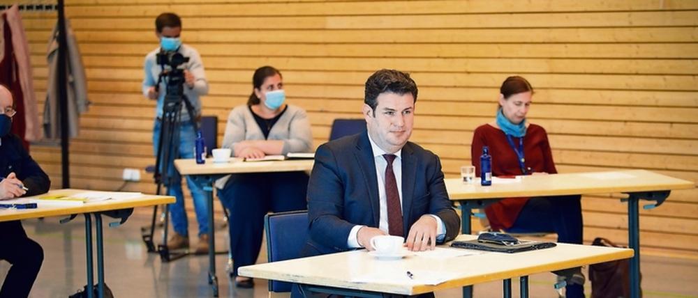 Bundessozialminister Hubertus Heil (M., SPD) sprach nach seinem Rundgang durch die Reha-Klinik in Teltow mit Journalisten.