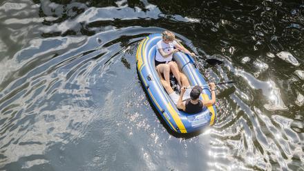 Während die Folgen des Klimawandels teils Alarmstimmung auslösen, haben die Berliner Wasserbetriebe noch nicht zum Wassersparen aufgerufen - Umweltschützer kritisieren das und vermuten wirtschaftliche Gründe.