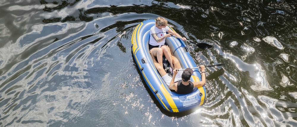 Während die Folgen des Klimawandels teils Alarmstimmung auslösen, haben die Berliner Wasserbetriebe noch nicht zum Wassersparen aufgerufen - Umweltschützer kritisieren das und vermuten wirtschaftliche Gründe.