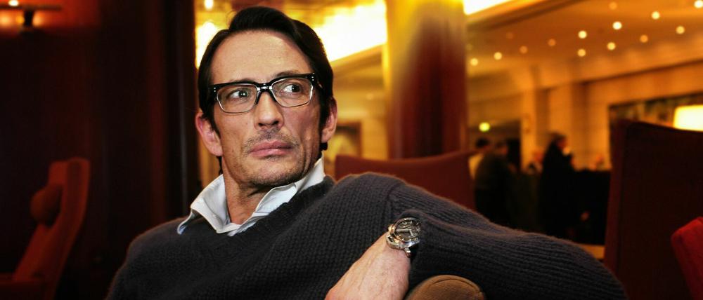Der Filmregisseur Oskar Roehler hat mit "Der Mangel" einen autobiografischen Roman über die frühe Bundesrepublik vorgelegt. Er stellt in in Potsdam vor. 