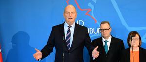 Ministerpräsident Dietmar Woidke (SPD), Innenminister Michael Stübgen (CDU) und Umweltministerin Ursula Nonnemacher (Bündnis 90/Die Grünen) bei einem Auftritt im Frühjahr.