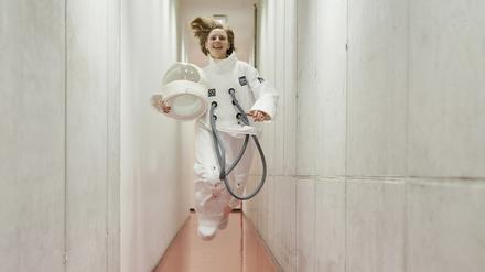 "Die Biene im Kopf" (hier mit Luca Lehnert) von Roland Schimmelpfennig in der Regie von Alexandra Wilke eröffnete die neue Spielzeit am Hans Otto Theater.