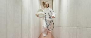 "Die Biene im Kopf" (hier mit Luca Lehnert) von Roland Schimmelpfennig in der Regie von Alexandra Wilke eröffnete die neue Spielzeit am Hans Otto Theater.