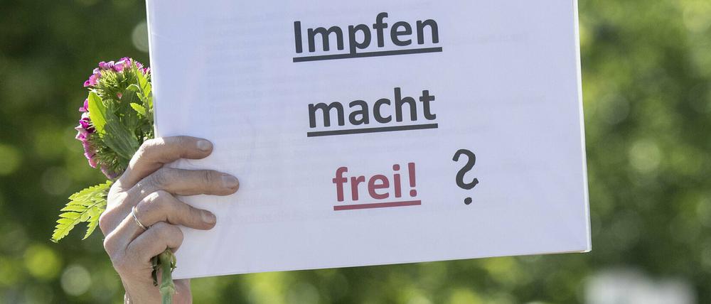 Bei Kundgebungen gegen die Corona-Maßnahmen kommt es deutschlandweit zu Antisemitismus. 
