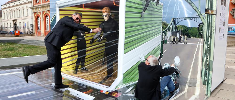 Bürgermeister Burkhard Exner (SPD, links) demonstriert ein 3D-TrickArt-Bild vor dem Filmmuseum.