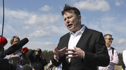 Elon Musk beim Besuch der Baustelle der Tesla Gigafactory in Grünheide.