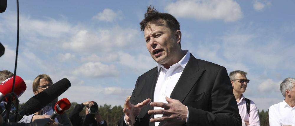Elon Musk beim Besuch der Baustelle der Tesla Gigafactory in Grünheide.