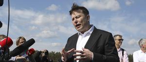 Elon Musk beim Besuch der Baustelle der Tesla Gigafactory in Grünheide.