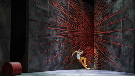 Paul Wilms als Eitan in Wajdi Mouawads "Vögel" am Hans Otto Theater, in der Bühne von Juan Léon.