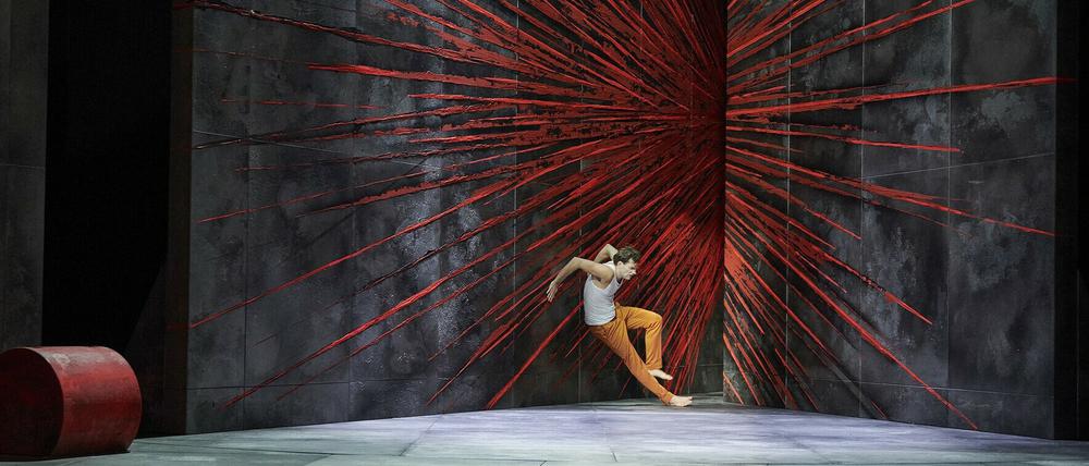 Paul Wilms als Eitan in Wajdi Mouawads "Vögel" am Hans Otto Theater, in der Bühne von Juan Léon.