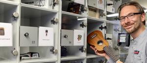 Bibliothekar Niko Schachner in der neuen Bibliothek der Dinge.