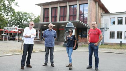 Ulrich Rauhut und Ulrich Pösselt, Geschäftsführer von Hauptstadt TV, mit den früheren Club-Betreibern, Shima und Ronald Engelhardt (v.l.).