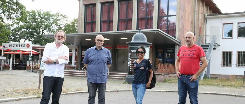 Ulrich Rauhut und Ulrich Pösselt, Geschäftsführer von Hauptstadt TV, mit den früheren Club-Betreibern, Shima und Ronald Engelhardt (v.l.).