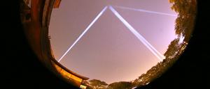 Scheinwerfer in der Potsdamer Innenstadt bei der Einheits-Expo gefährden Zugvögel und Insekten.