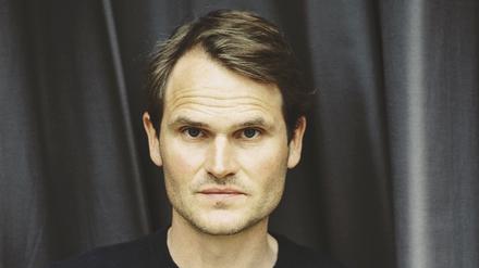 Der Schauspieler Fabian Hinrichs lieh dem kanadischen UN-Generals Roméo Dallaire seine Stimme.