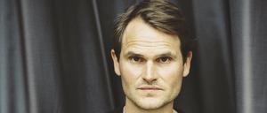 Der Schauspieler Fabian Hinrichs lieh dem kanadischen UN-Generals Roméo Dallaire seine Stimme.