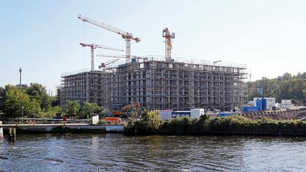 Baustelle in der Speicherstadt, vom anderen Ufer aus gesehen.