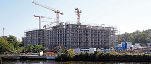 Baustelle in der Speicherstadt, vom anderen Ufer aus gesehen.